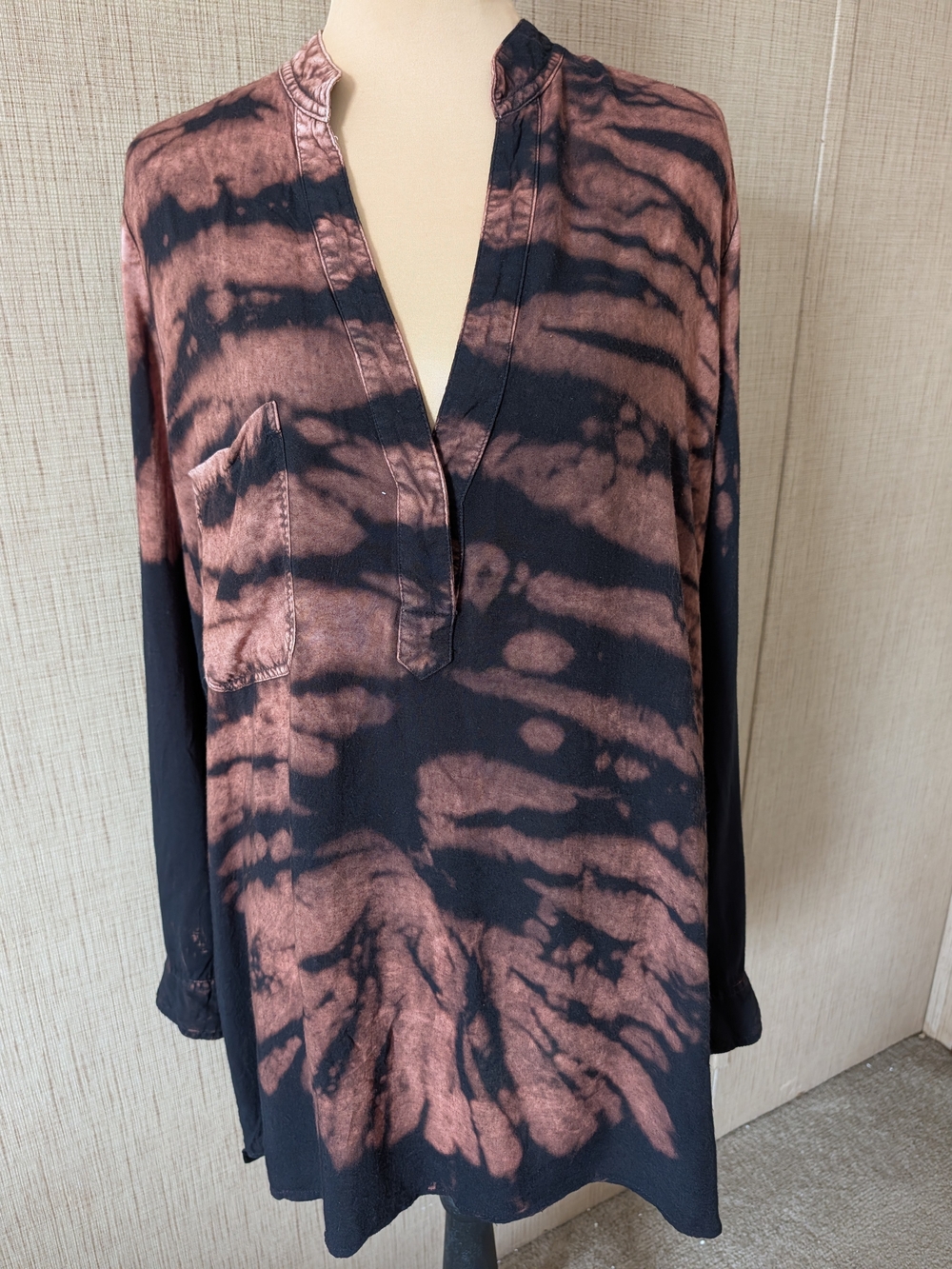 V-Neck Tie-Dye Tunic Top in Black and Brown